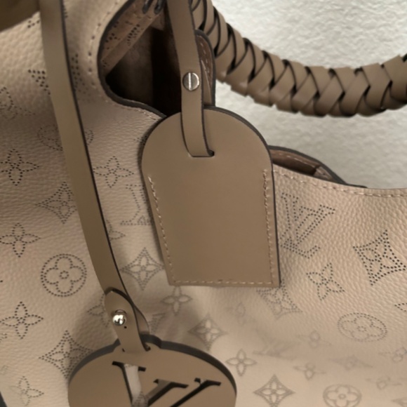 Louis Vuitton Carmel Mahina Galet Gray Leather Hobo Women's handBag M21775 - Picture 8 of 10